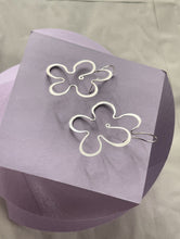Load image into Gallery viewer, flower fine silver earrings
